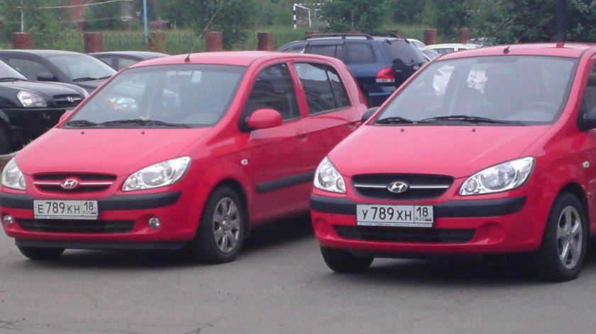 Две одинаковые машины