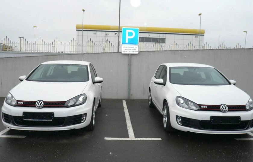 Две одинаковые машины