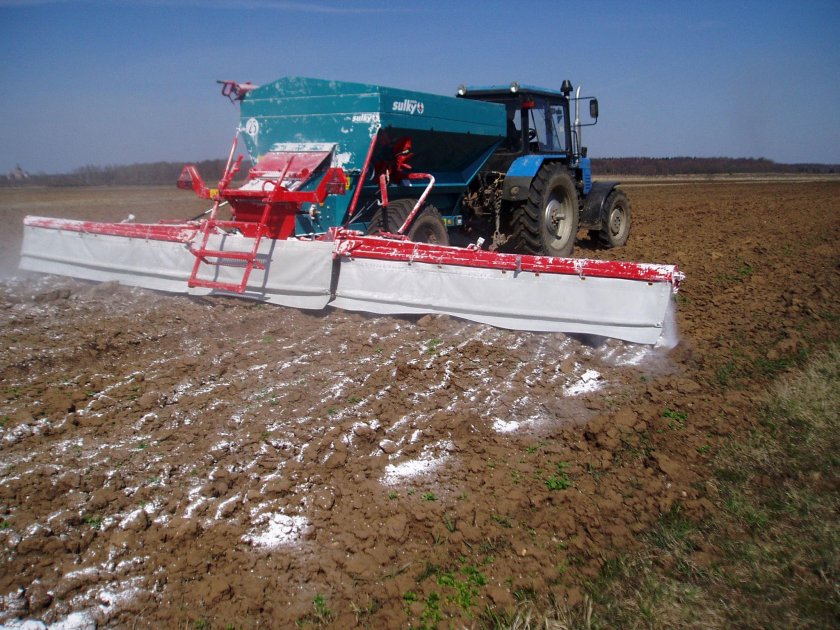 Внесение удобрений в почву