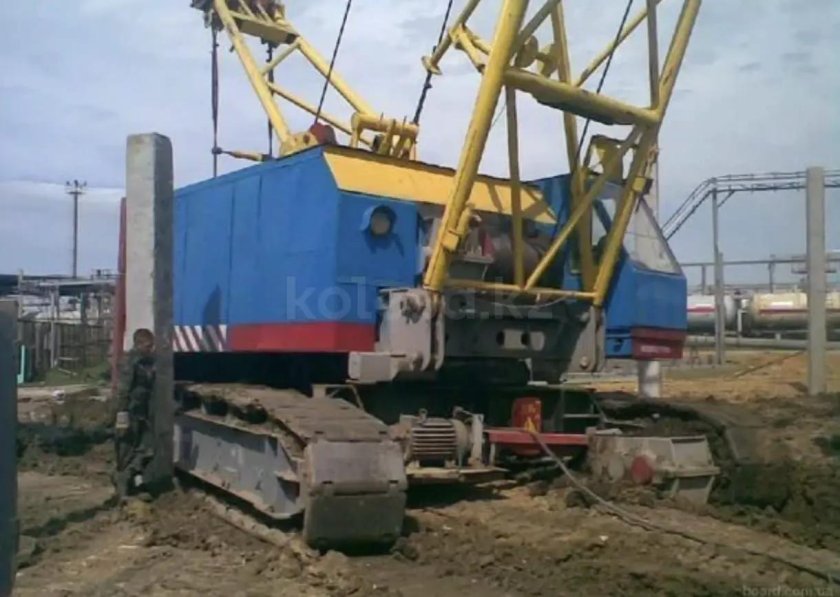 Гусеничный кран СКГ 63/100