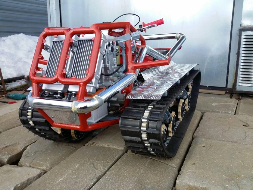 Гусеничный минитрактор Робинзон