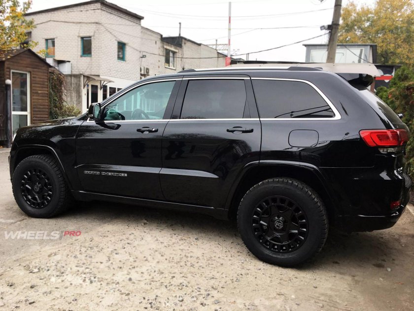 Гранд Чероки на черных дисках