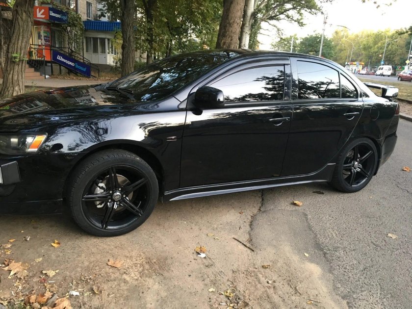 Митсубиси Лансер 10 черный на дисках