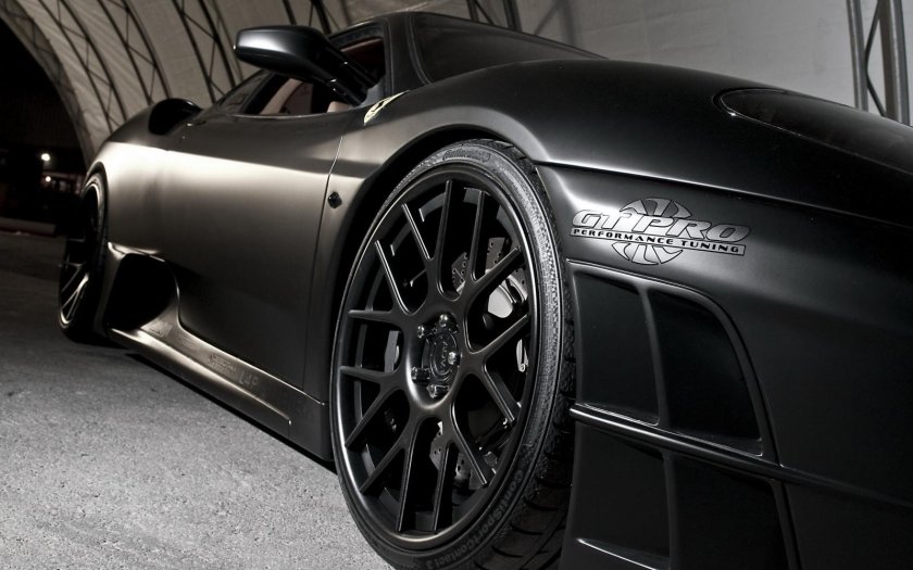 Черный матовый автомобиль