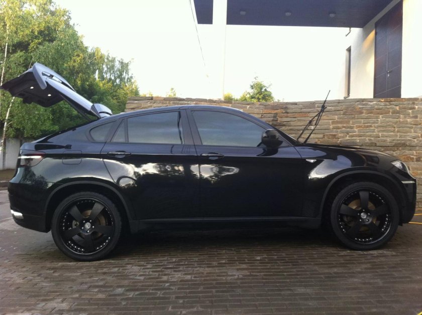 Диски на черной машине