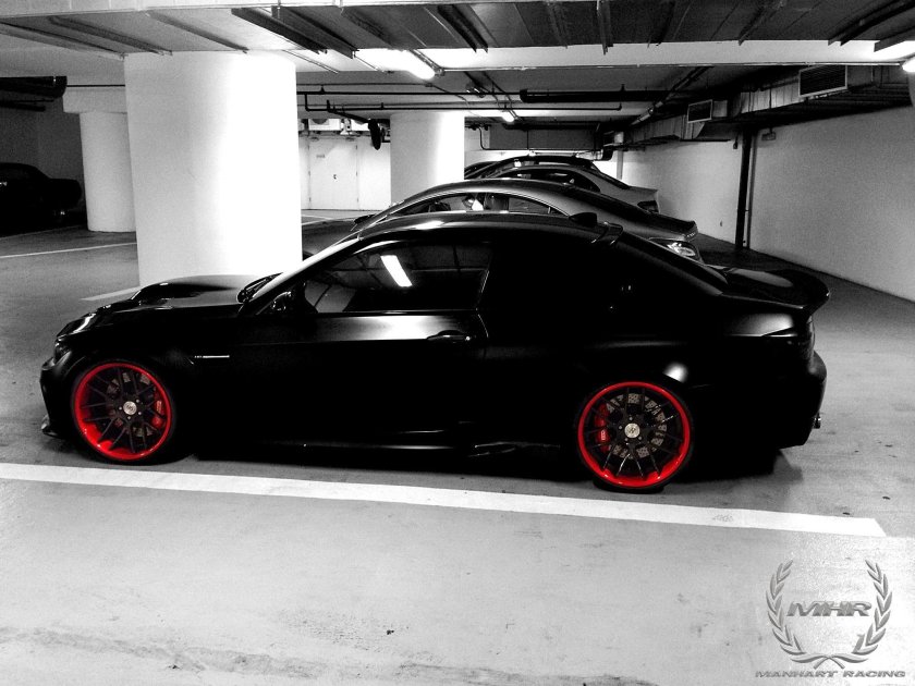 Диски на черной машине