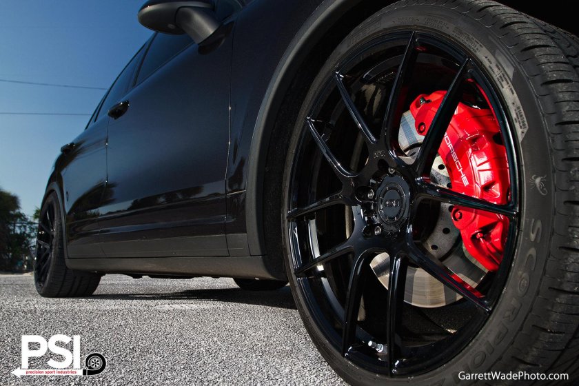 Порше Каен красные суппорта