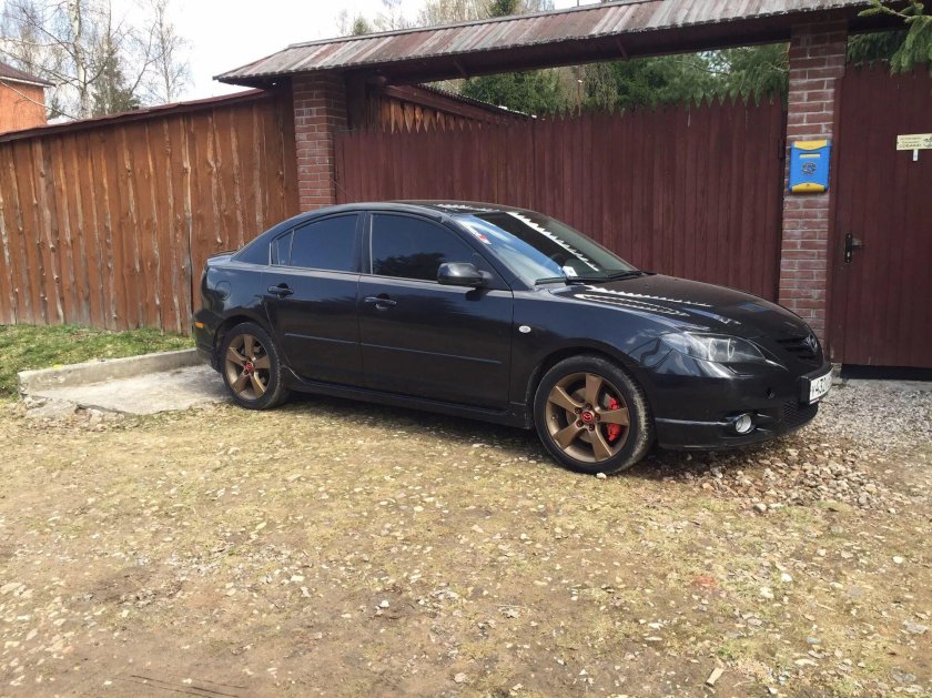 Черная Mazda 3 BK на дисках графит