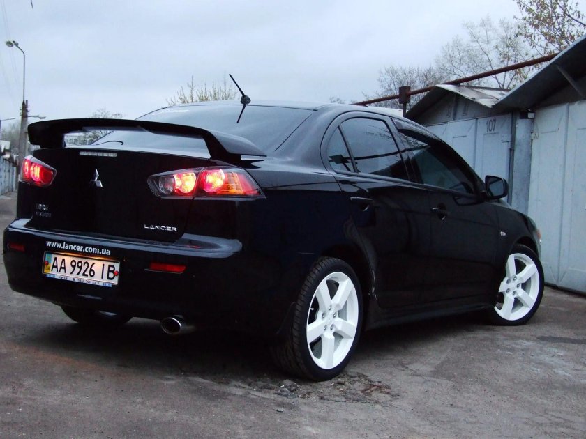 Мицубиси Лансер 10 хэтчбек черный