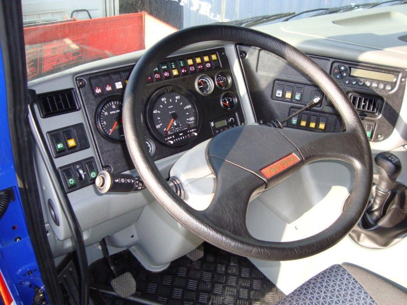 Татра 815 салон кабины