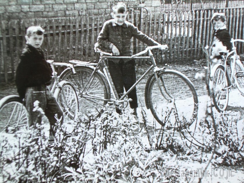 Кататься под рамой велосипеда