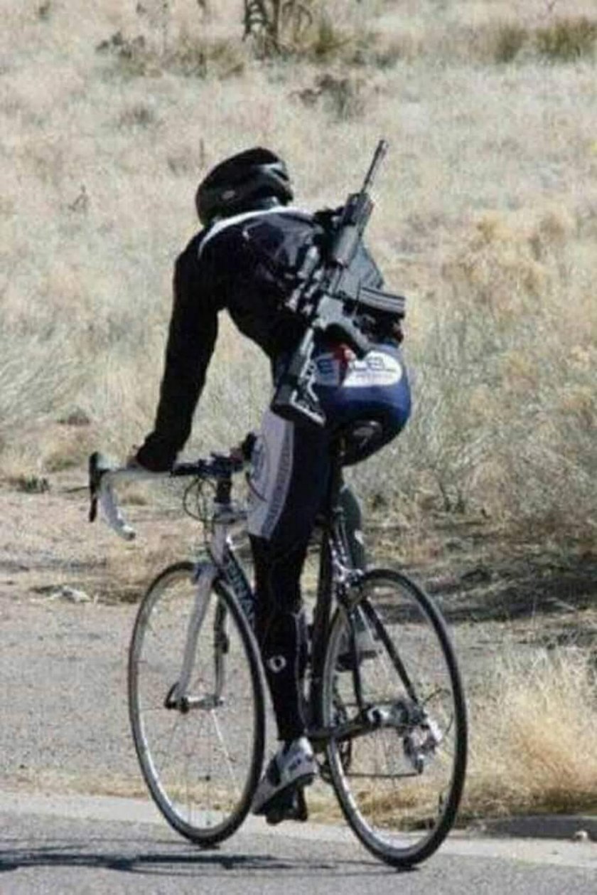 Велосипедист с автоматами