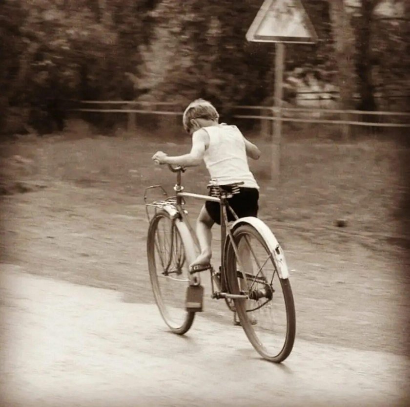 На велосипеде под рамой