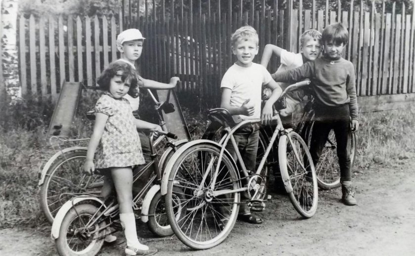 Советские дети на велосипеде