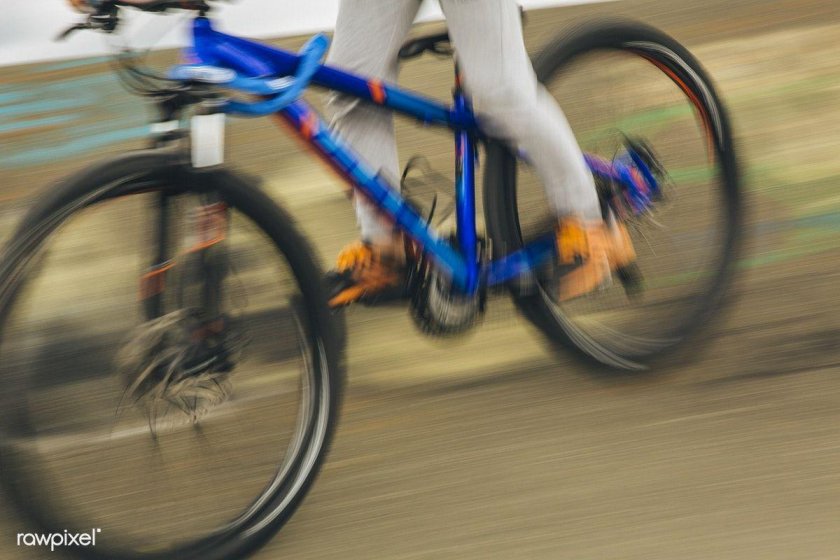 Катание на велосипеде под рамой