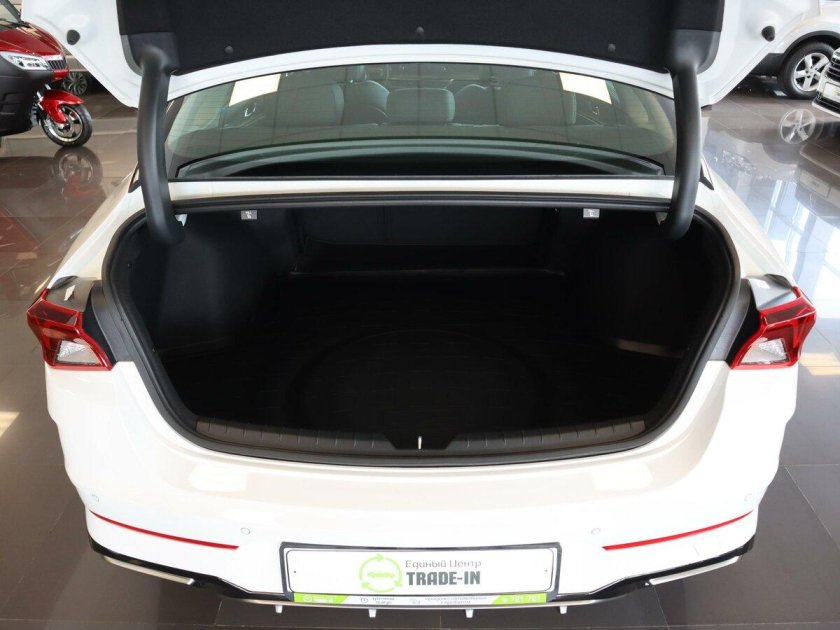 Белая киа к 5