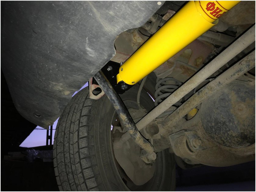 Демпфер рулевой с кронштейнами Suzuki Jimny 1998-2018