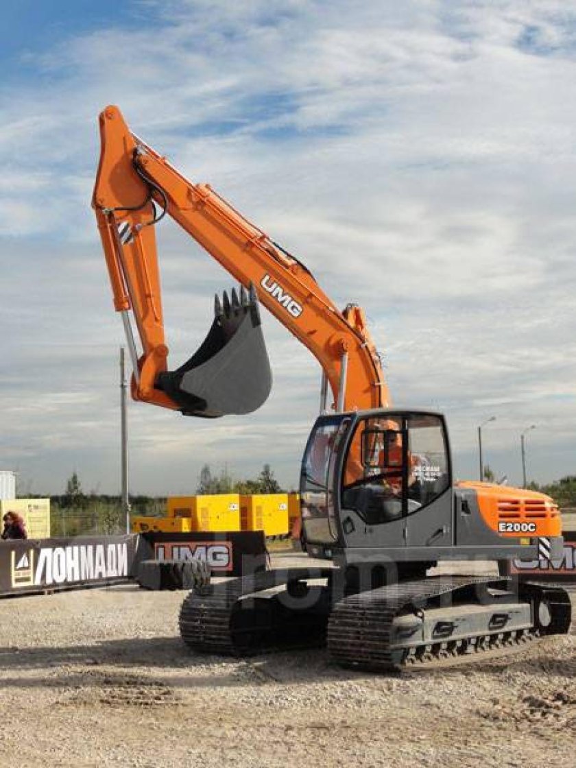 Экскаватор UMG e200c