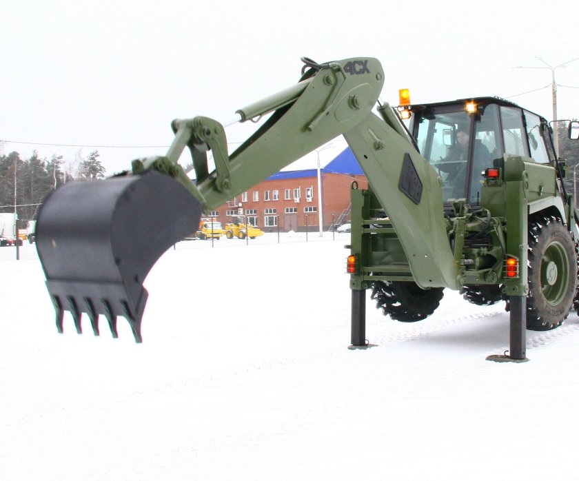 Военный экскаватор-погрузчик JCB 4cx