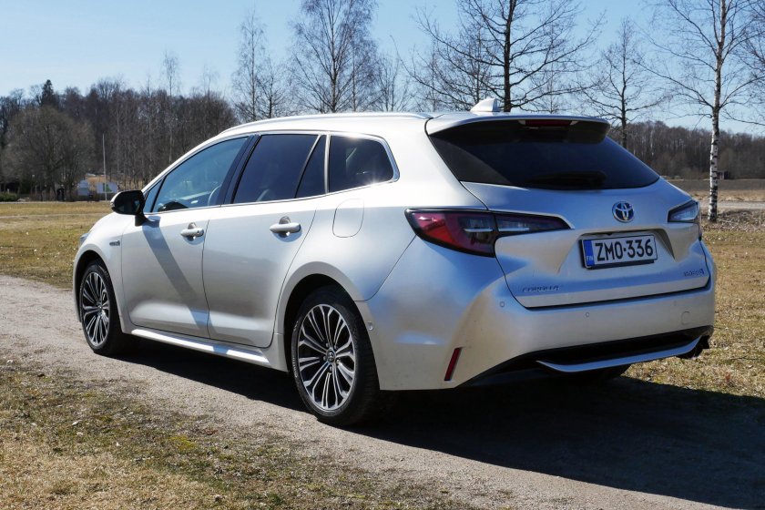 Toyota corolla hybrid 2020 универсал