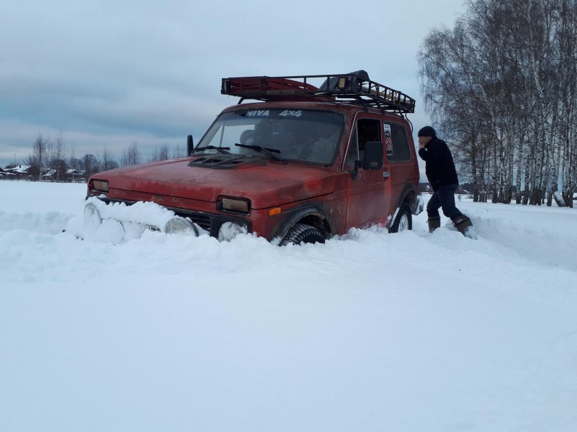 Нива по глубокому снегу