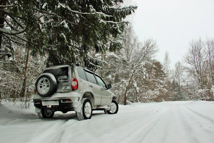 Шеви Нива в снегу