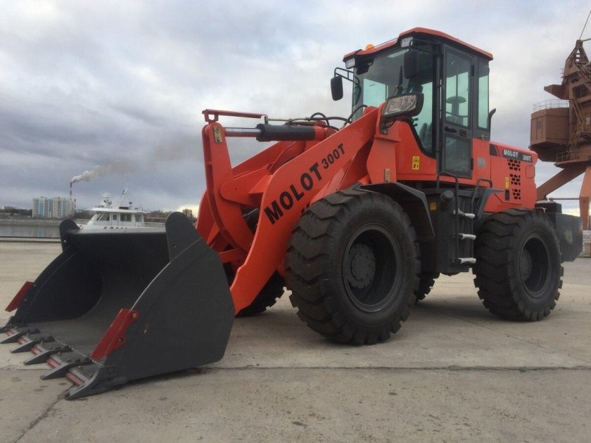 Фронтальный погрузчик молот 300