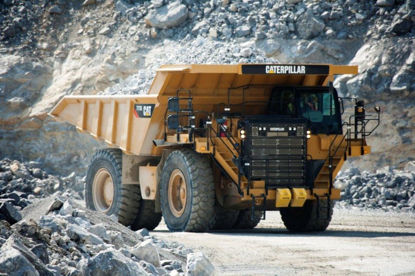 Карьерный самосвал Катерпиллер
