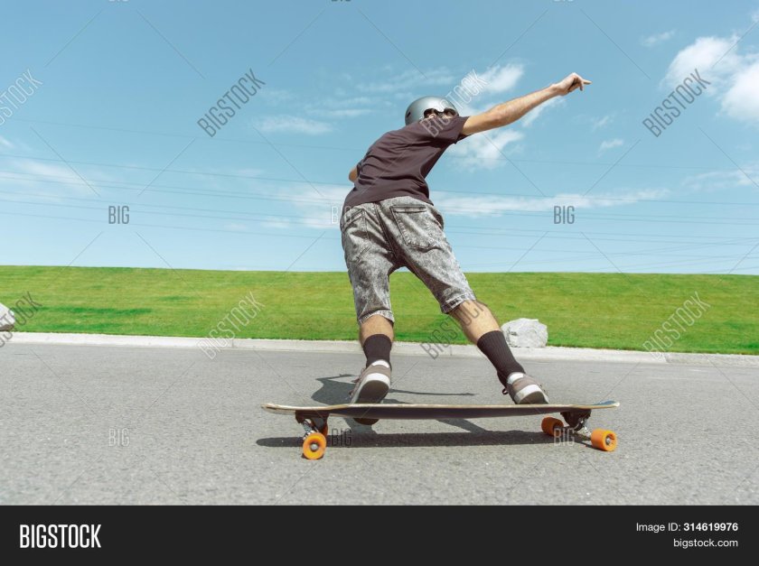 Скейтбордисты на улице