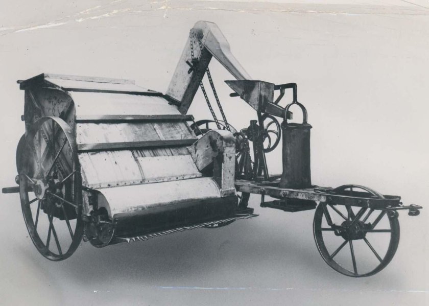 Первый зерноуборочный комбайн Власенко