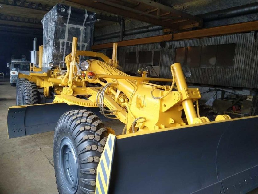 Грейдер ЧСДМ ДЗ-98