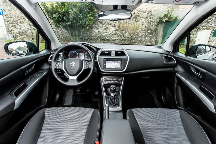 Suzuki sx4 s-Cross салон