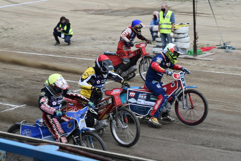 Мотогонки по гаревой дорожке