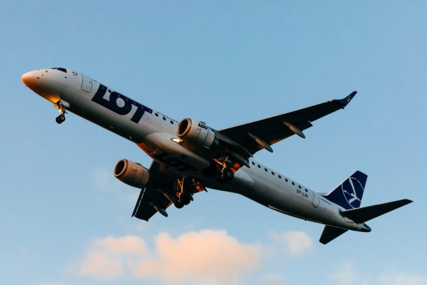 Lot Airlines Embraer 195