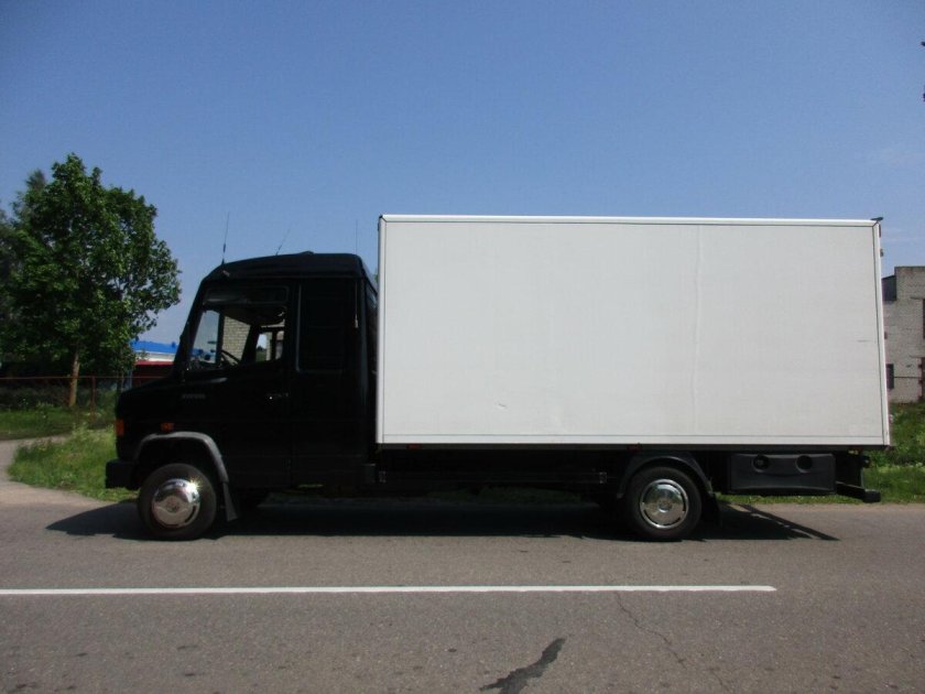 Грузовой мерседес