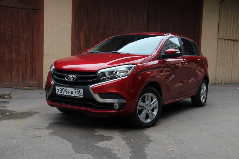 Lada XRAY красная