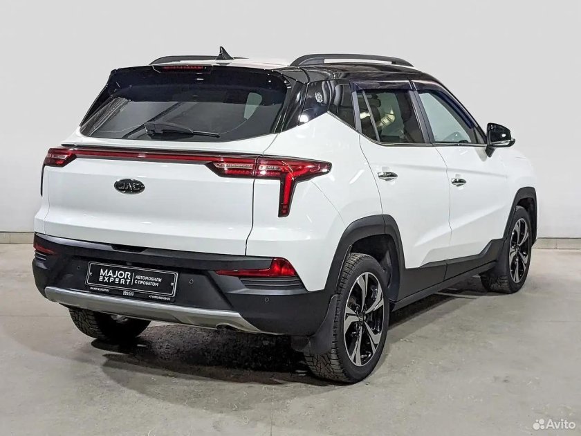 Белый москвич 3