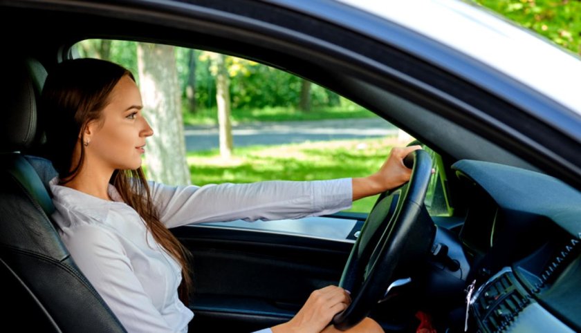 Девушка за рулем авто