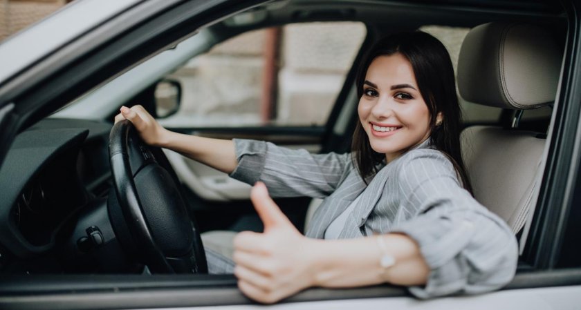 Женщина водитель