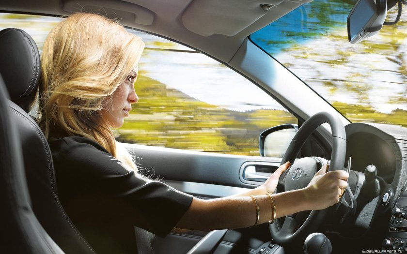 Девушка в машине за рулем