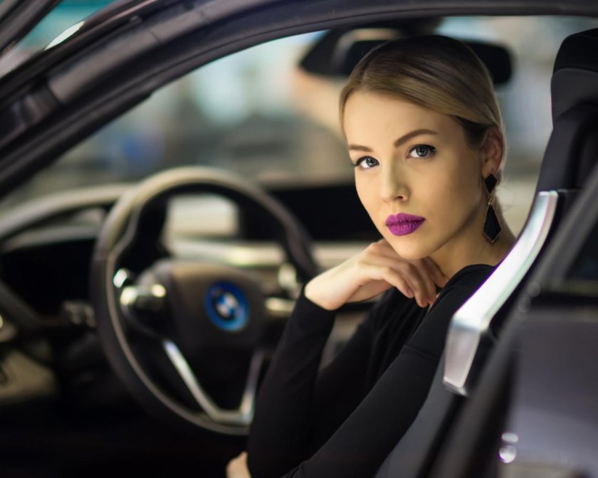 Девушка за рулем