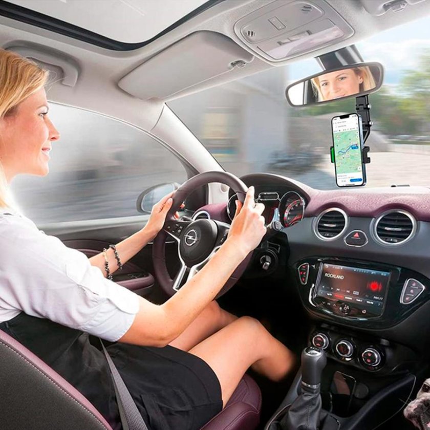 Девушка в салоне машины