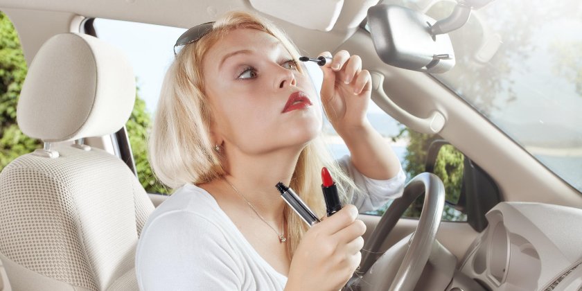 Красится за рулем