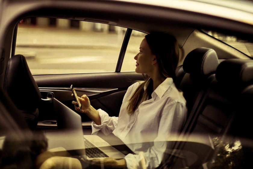 Деловая женщина в авто