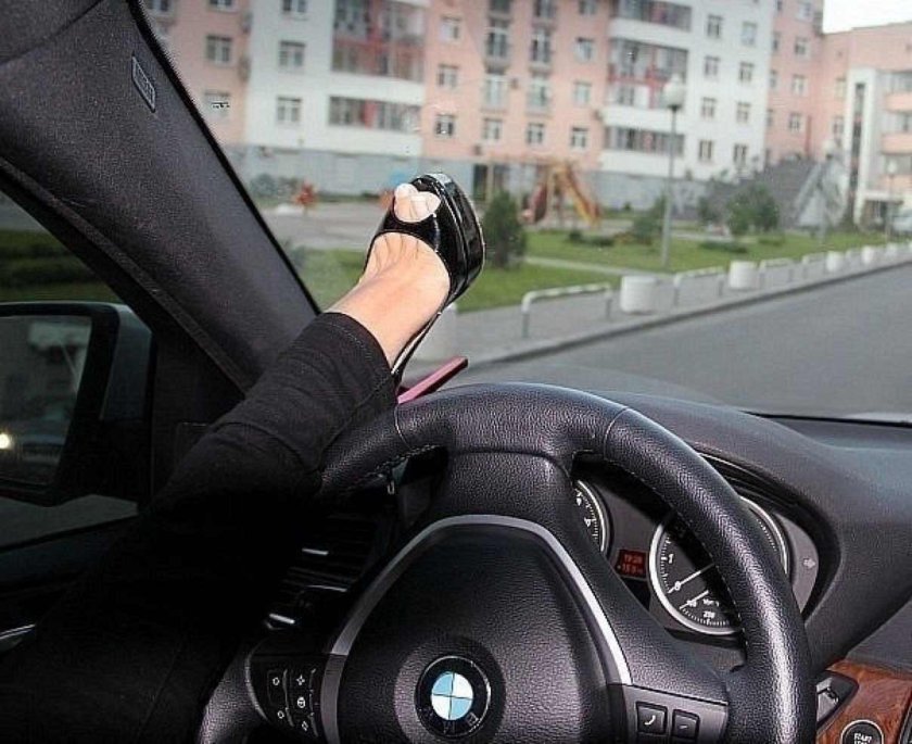 Красивая девушка за рулем