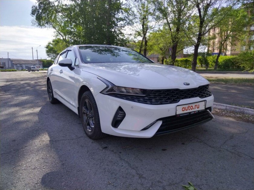 Белая киа к 5