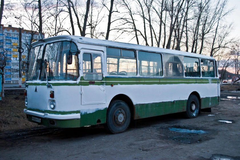 ЛАЗ 695 зеленый