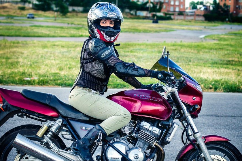 Девушка на мотоцикле
