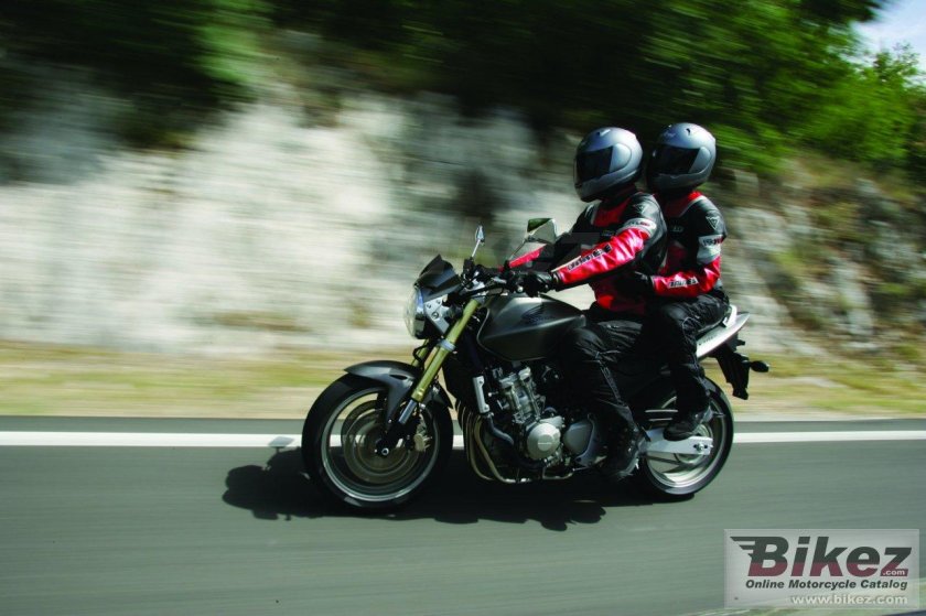 Девушка на Хонде сб 400