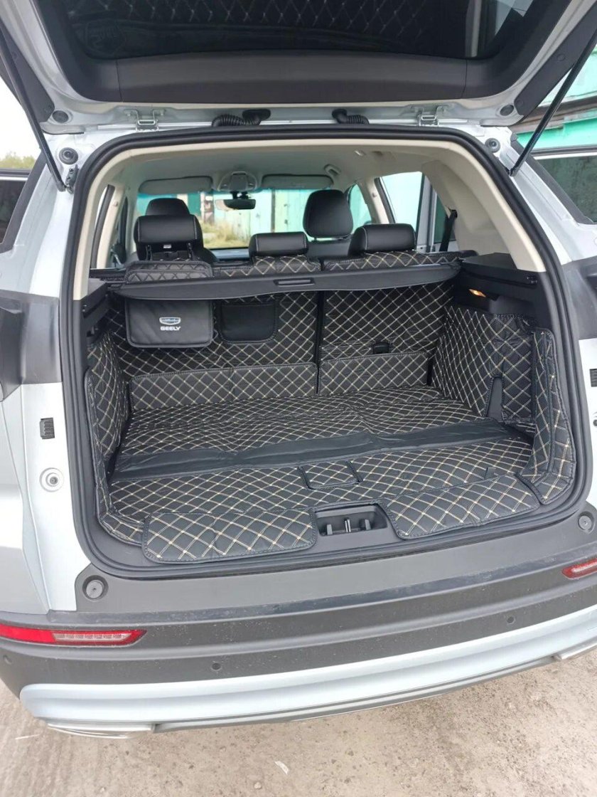 Ниша в багажнике Джили атлас
